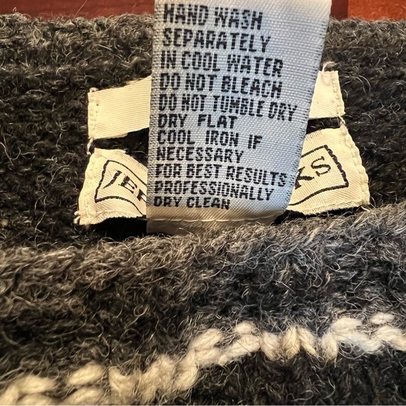 JEFFREY BANKS – 100% Wool Hand Knit (Menswear) Sweater as Women’s SKI Sweater - Picture 13 of 14